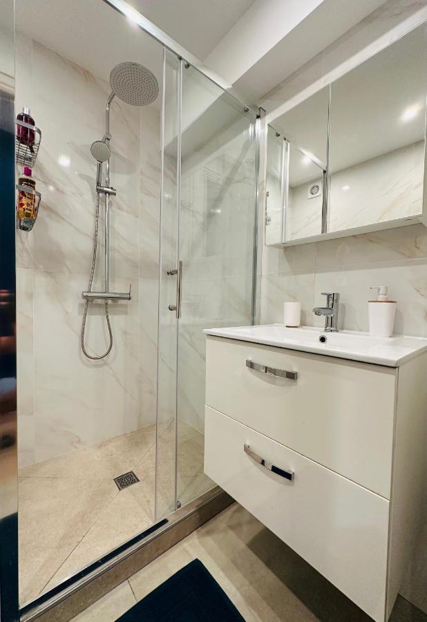 The Nice - 3 Rooms, 3Air Cond, 3Tv, 3Fans, 2 Wc, Wifi Everywhere 5Min Aeroport, Train, Beach, 1Min Tram, 15 Min Centre, Port, Parking Possible Экстерьер фото